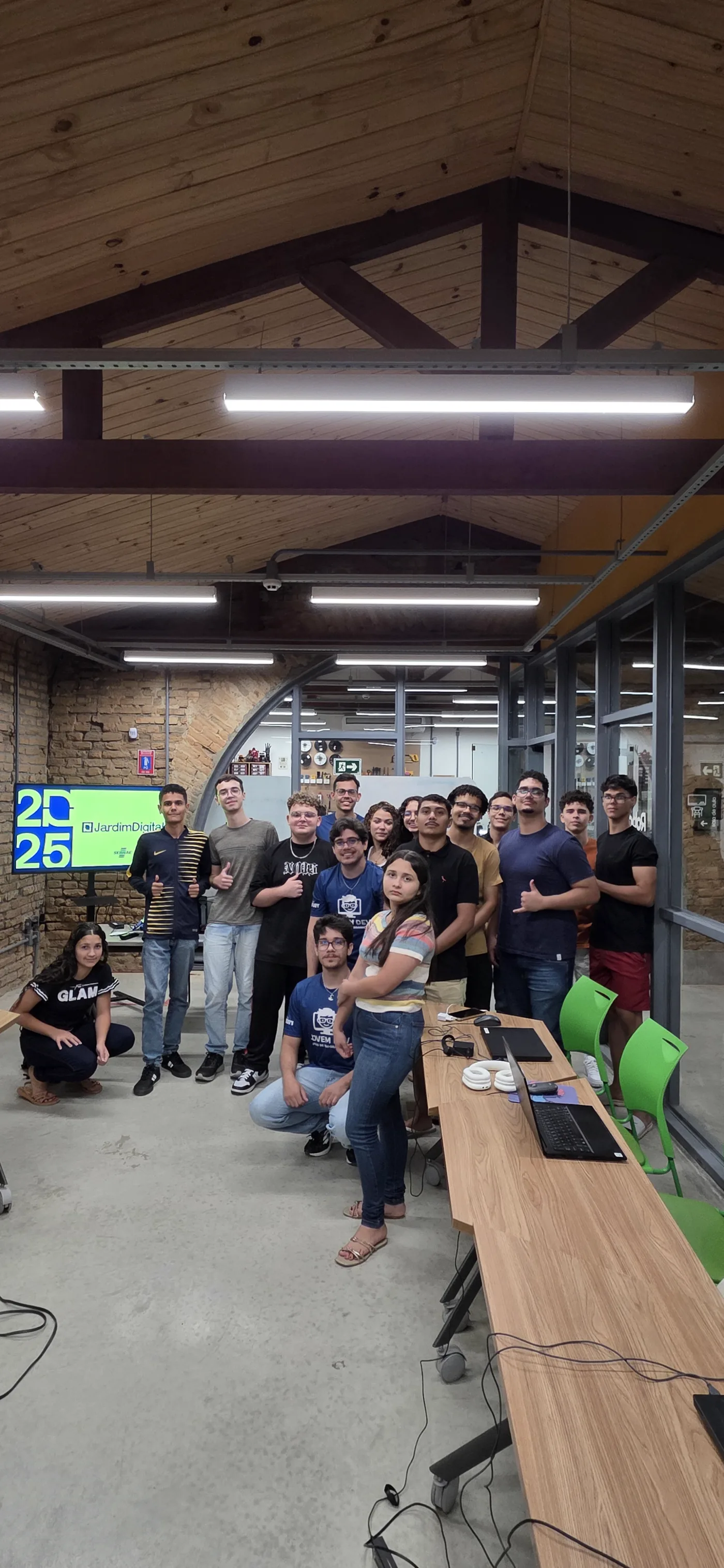 Grupo do projeto Jovem Dev reunido em um espaço de tecnologia